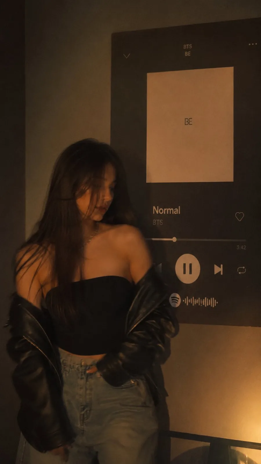 Moody night tiktok aesthetic portrait — Sonra