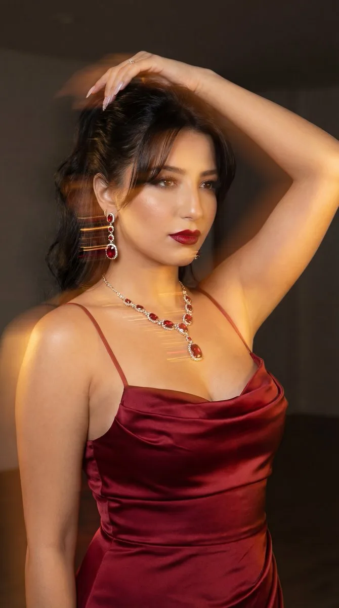 Ultimate luxury dark red queen — Sonra