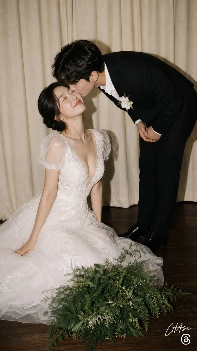 Vintage film wedding snapshot groom kissing kneeling bride — Sonra
