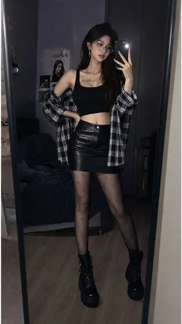 Chinese influencer bedroom mirror selfie streetwear