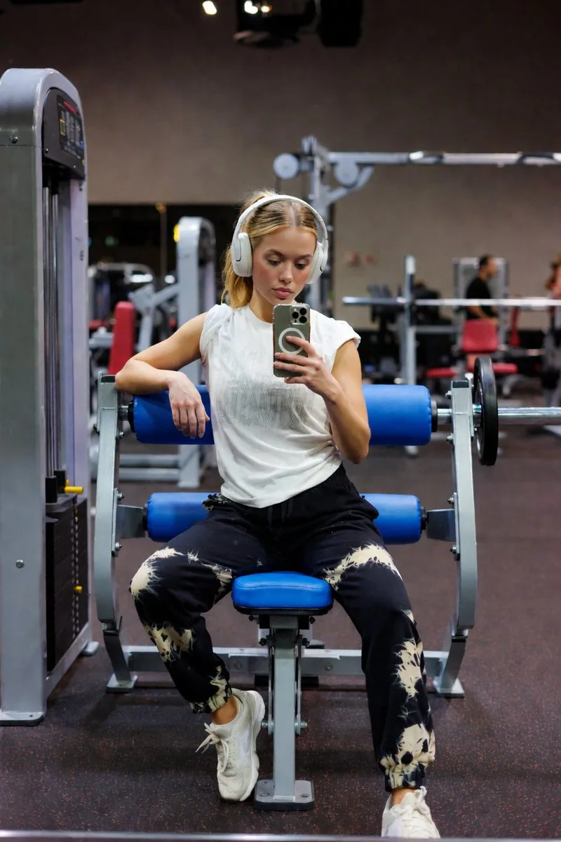 Gym blonde mirror selfie — Sonra