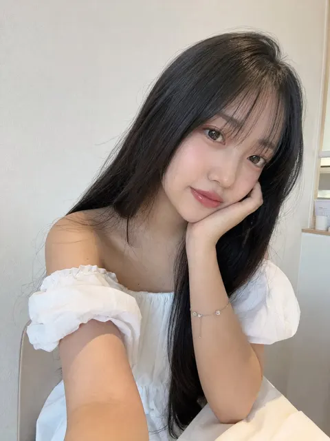 Japanese girl natural smartphone selfie