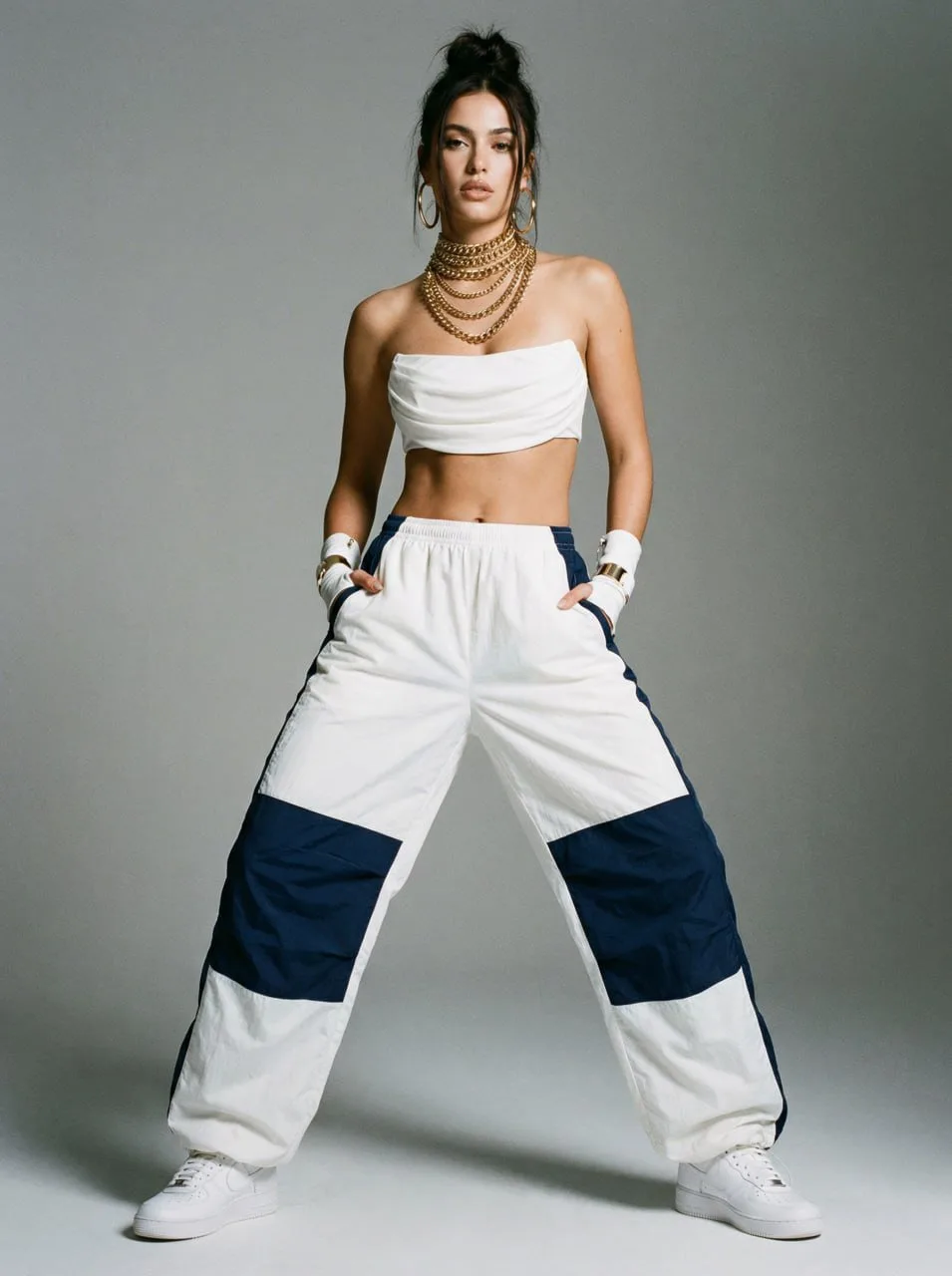90s sporty glam fashion portrait confident woman — Sonra