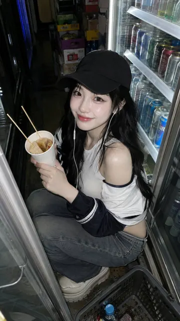 Korean girlfriend convenience store night snack digital camera snapshot