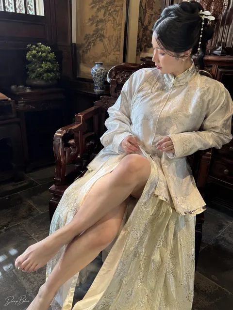 Ming dynasty noblewoman mansion afternoon iphone snapshot