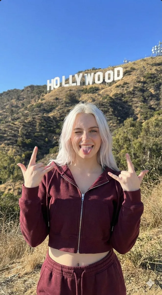 Playful la sign girl hollywood — Sonra